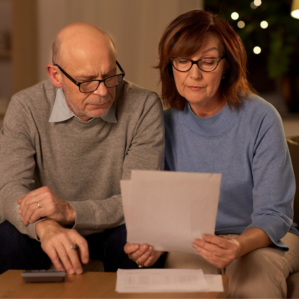 Pareja revisando la documentación tras heredar una vivienda.