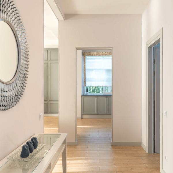 Fotografía de Laia Fuster, asesora inmobiliaria de Expert Inmobiliaria, vende tu vivienda con criterio, seguridad y confianza.